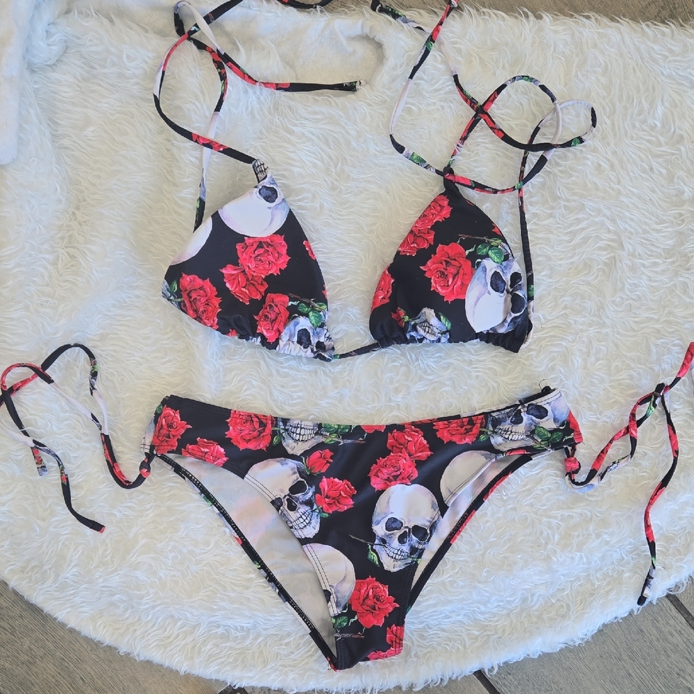 Lucky Brand Skull & Roses Bikini Set – Size Large